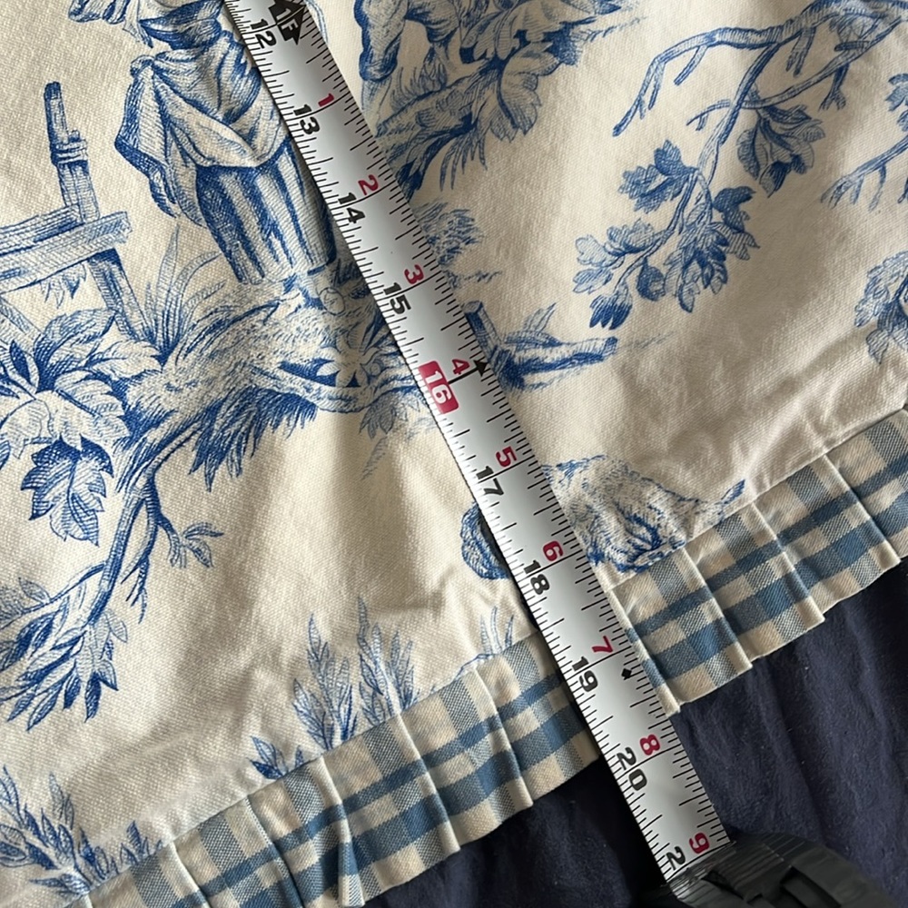 Jane Wilner Haute Couture Linens, 2 blue/white toile pillow shams - Picture 6 of 6